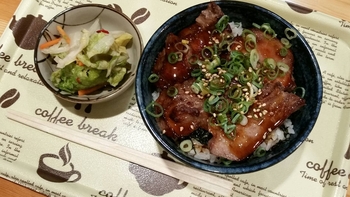 ハラミタン丼(ハラミとタンがのってます)